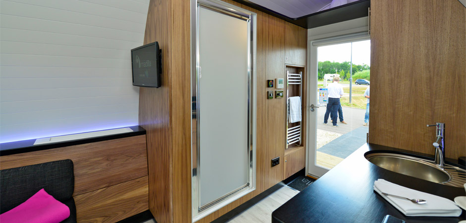 Glamping Einheit; Innenraum Küche und Bad