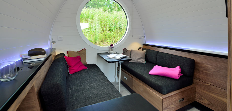 Glamping Einheit; Innenraum Couch und Bett