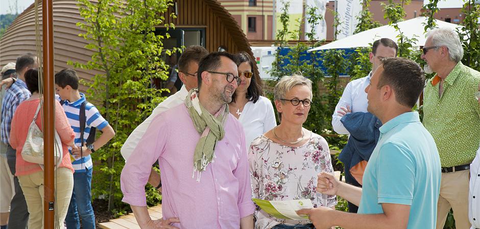 Sven Becker, WYRD Gastro GmbH, erläutert Reinhold Jost die Besonderheiten des Glampin Resorts