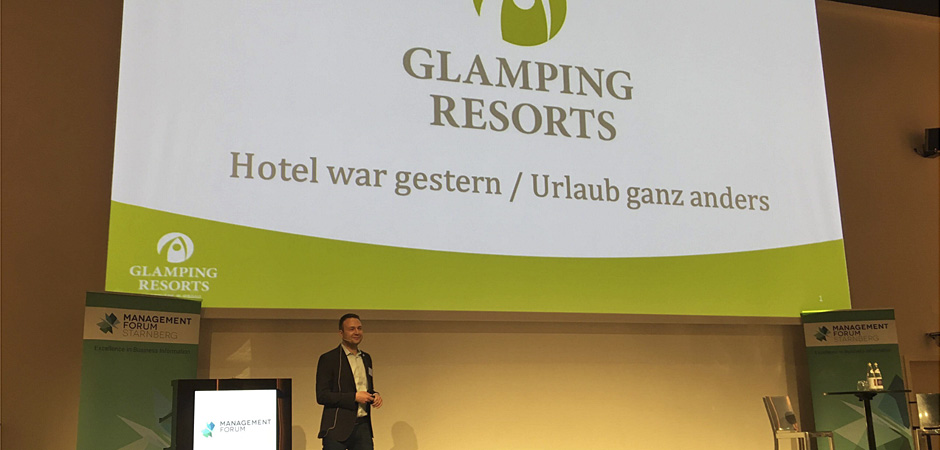 Sven Becker trägt vor, auf der Bühne in Starnberg